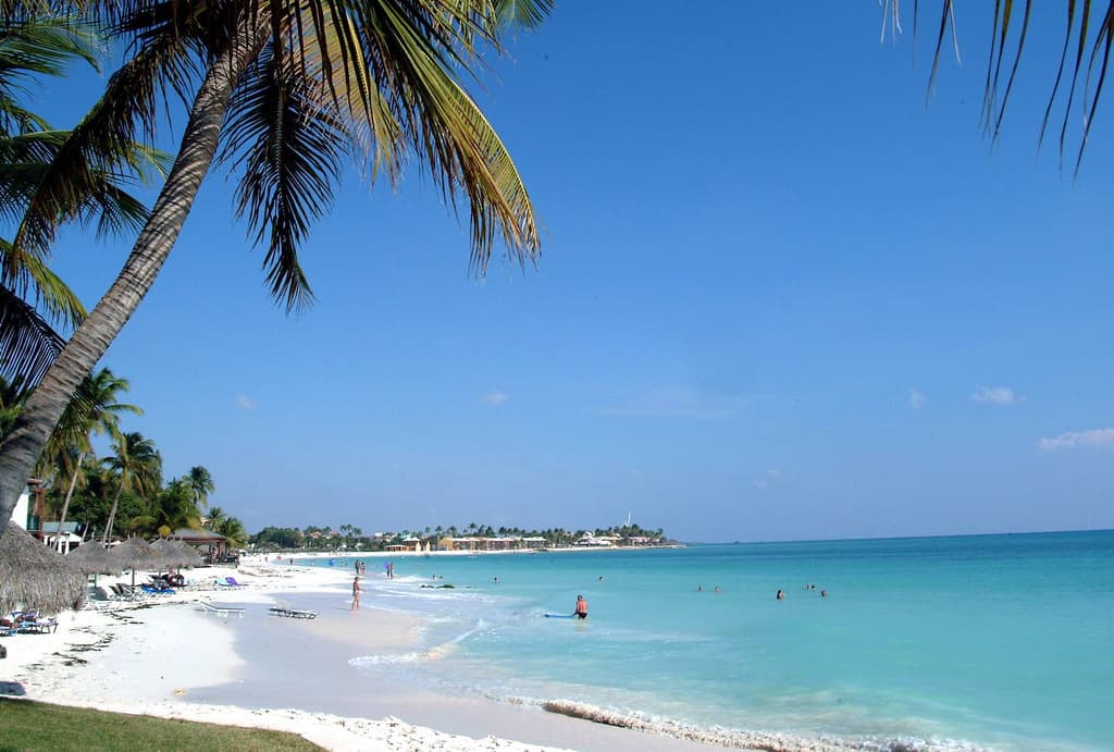 Plage caribéenne à l’eau turquoise