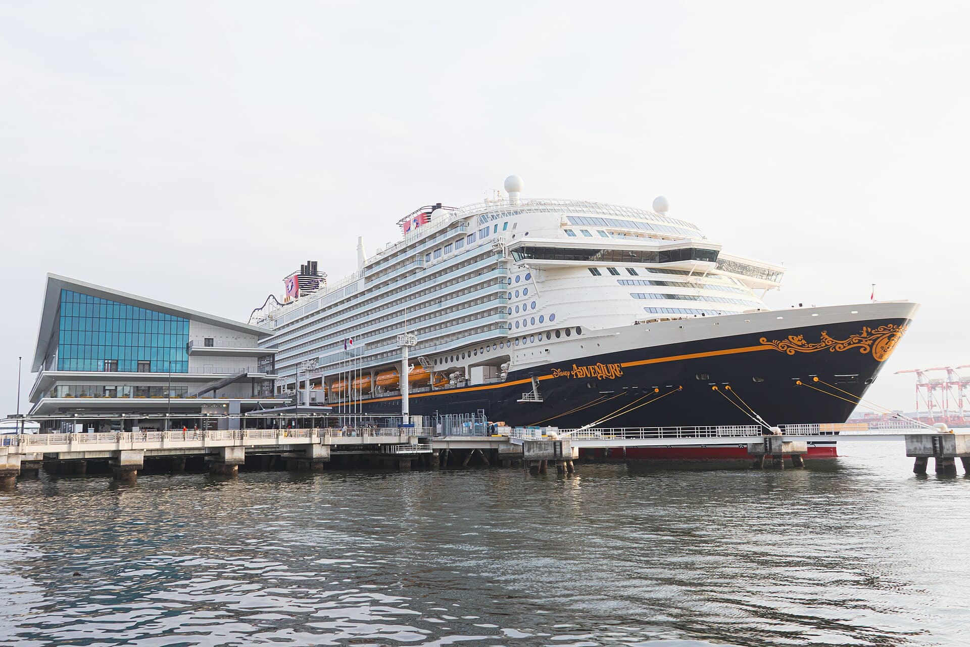 Kreuzfahrtschiff Disney Adventure am Cruise Terminal in Tokio