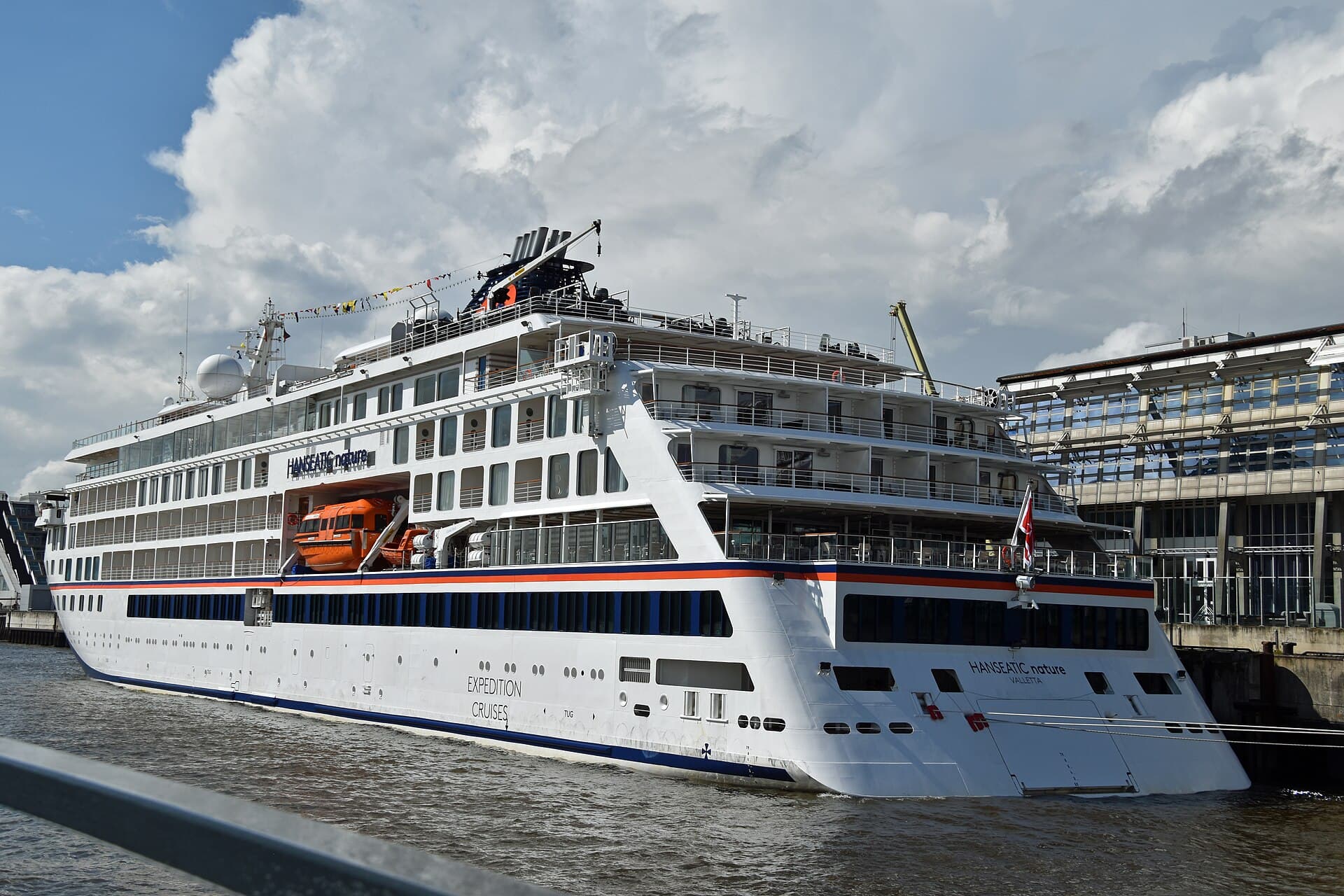 Expeditionsschiff HANSEATIC nature in Hamburg