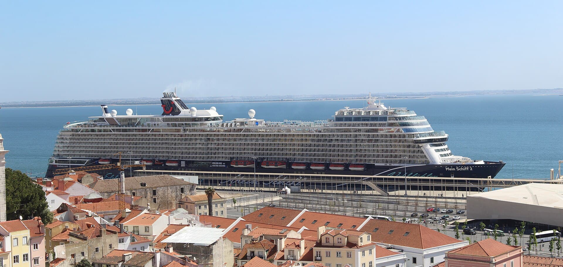Kreuzfahrtschiff Mein Schiff 2 in Lissabon
