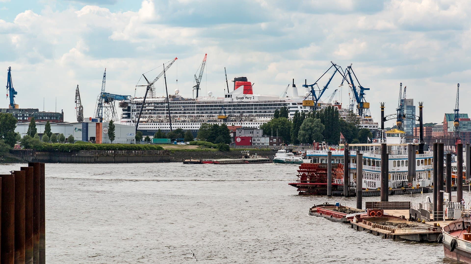 Ocean Liner Queen Mary 2 im Hamburger Hafen
