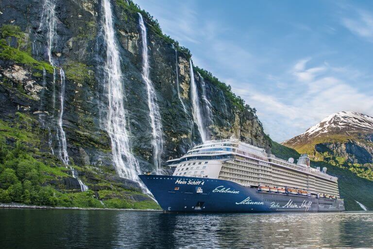 Read more about the article TUI Cruises bezieht ab 2020 Landstrom und reduziert Emissionsausstoß während der Liegezeiten